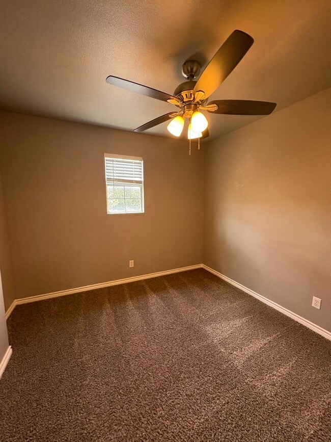 Building Photo - Newly Renovated Town-home