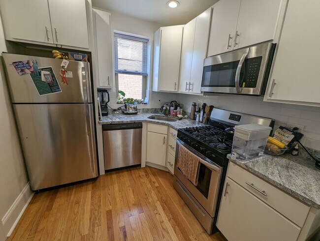 Building Photo - Spacious 1 BR - New Renovation Near the La...