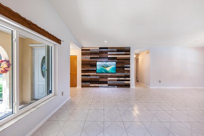 Building Photo - 5340 SW 115th Ave