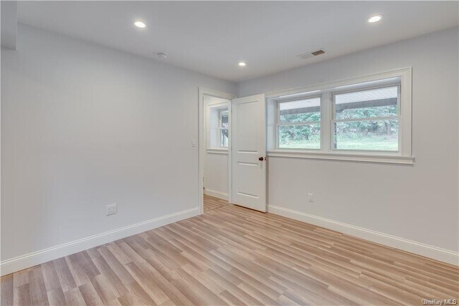 Building Photo - 8 Montfort Woods Rd