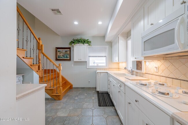 Building Photo - 409 6th Ave