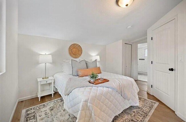 Building Photo - Historic Hillside 2 Bedroom 2 Bathroom