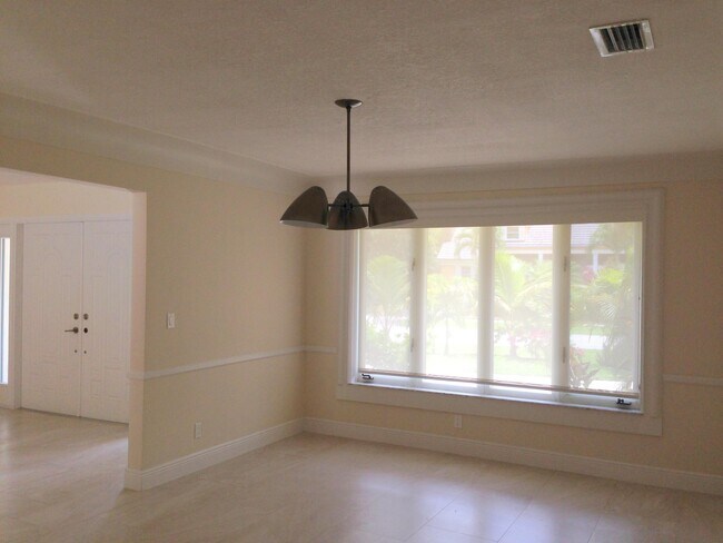 Building Photo - 6593 Serena Ln