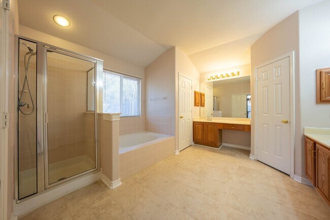 Building Photo - 1435 Bluff Forest