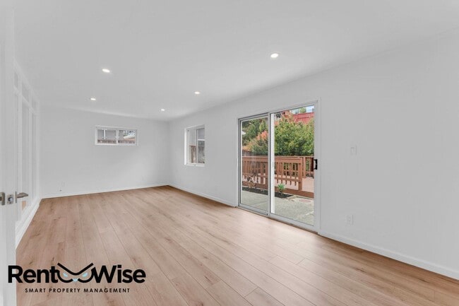 Building Photo - 110 Cuesta Dr