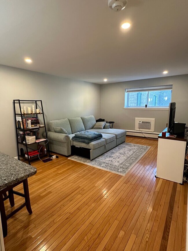 Building Photo - No Broker Fee | 1 Bed with Parking, Pool Access & Heat Included