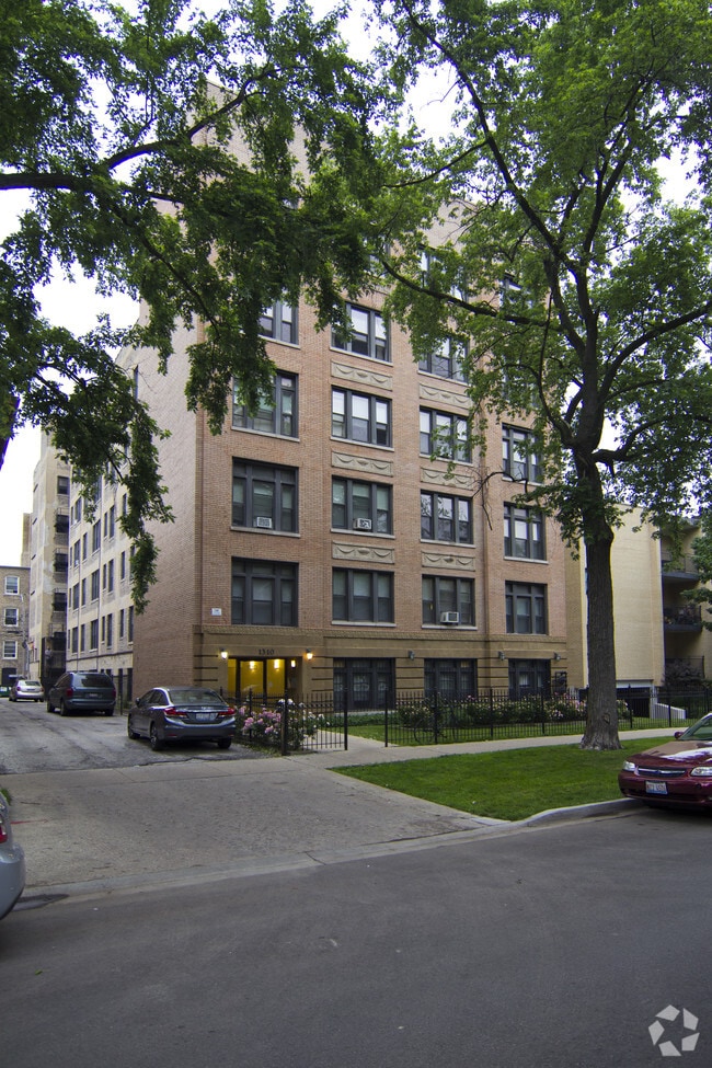 Primary Photo - Lunt Apartments