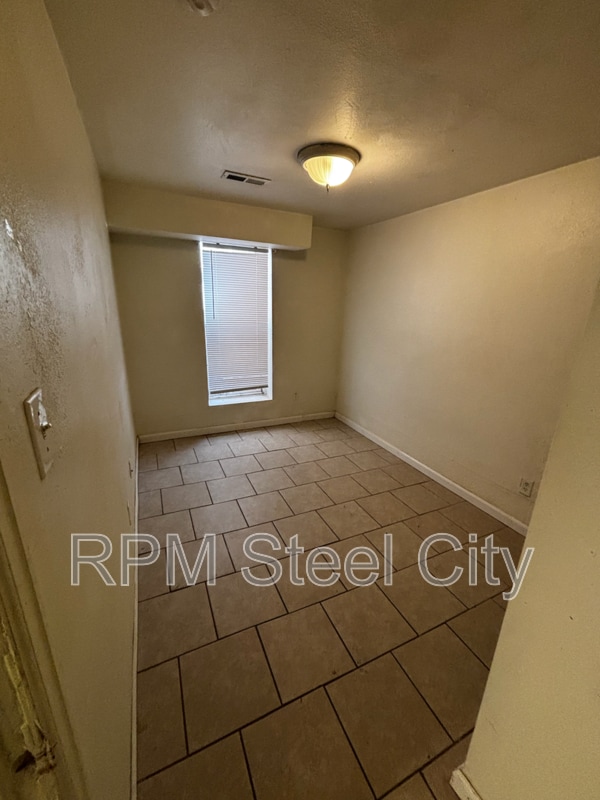 Building Photo - 511 W 12th St