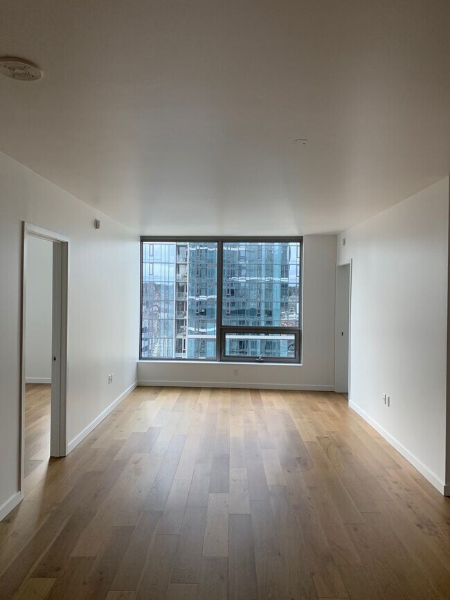 Building Photo - Luxurious 2 bed/ 2 bath unit conveniently ...