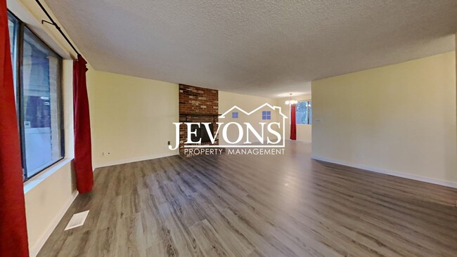 Building Photo - Get $1,774.50 Rent Credit - Beautiful 5-be...