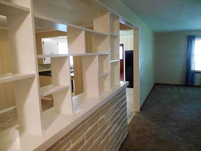 Building Photo - Great 3 Bedroom 2 Bath Home Nice Neighborhood