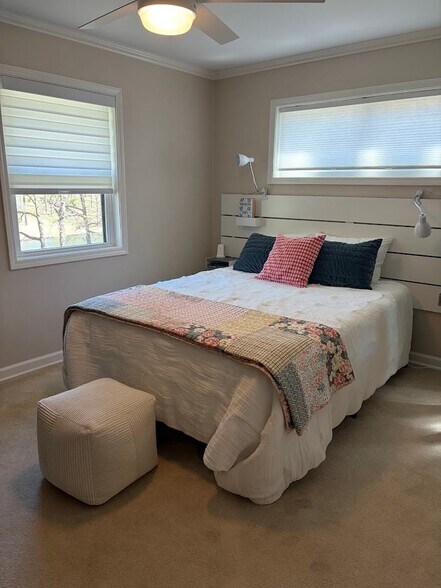 Building Photo - 3737 Lakeshore Dr