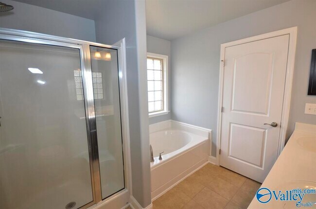 Building Photo - 702 Willow Shoals Dr SW