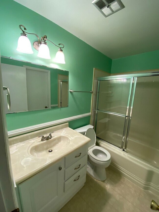 Building Photo - 2 Bedroom 1.5 Bath Townhome