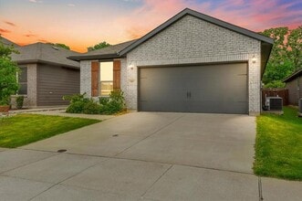 Building Photo - 585 Concho St