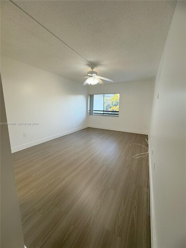 Building Photo - 721 N Pine Island Rd