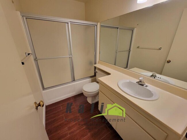 Building Photo - 2096 Northshore Dr