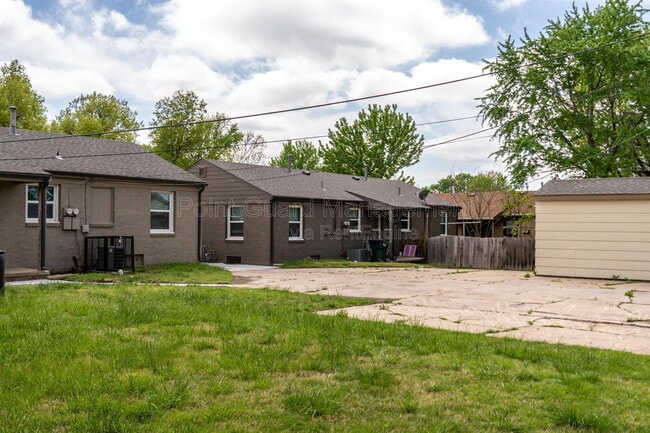 Building Photo - 6102 E Oakwood Dr