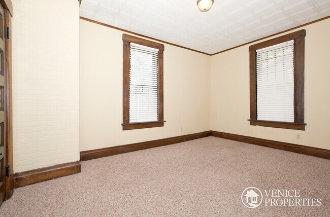Building Photo - 170 E Oakland Ave