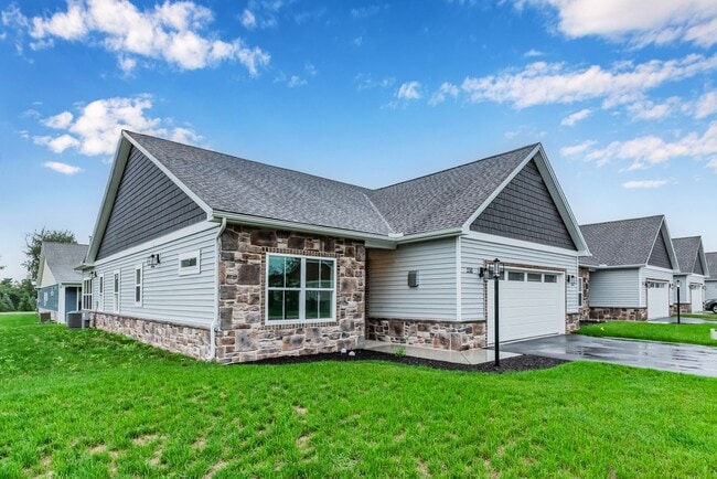 Building Photo - Luxury 3 Bed, 2.5 Bath - Townhome - AVAILA...