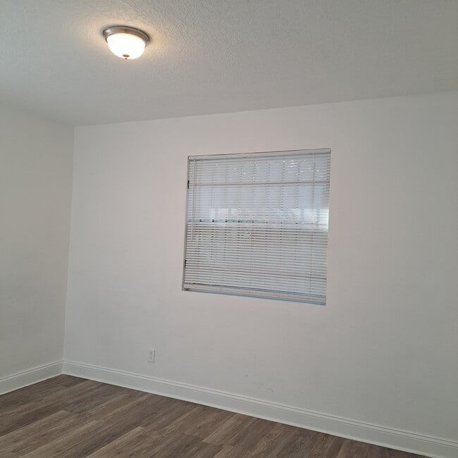 Building Photo - 1416 W 13th St