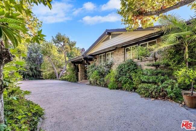 Building Photo - 829 Whittier Dr
