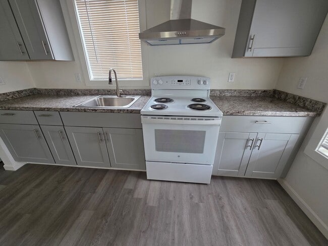Building Photo - 2 bed 1 bath home close to town.