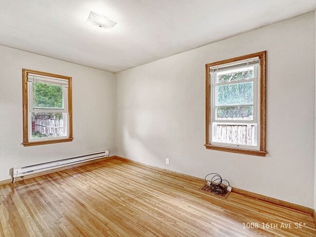 Building Photo - 3br 2ba ~ Security Deposit Free Alternativ...