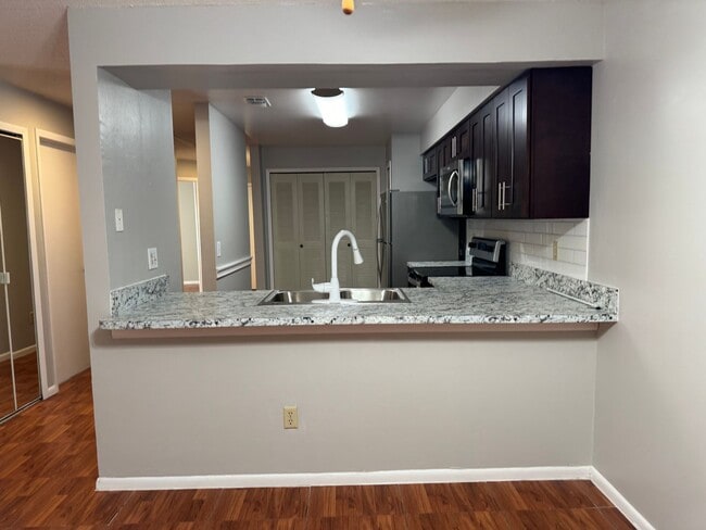 Building Photo - Spacious 3 bedroom, 2 bathrooms multiplex unit.