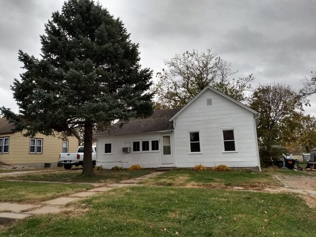 Primary Photo - 207 W Oak St