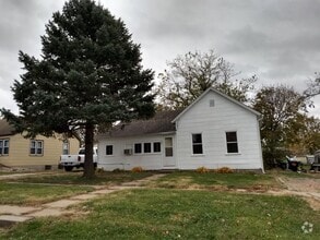 Building Photo - 207 W Oak St