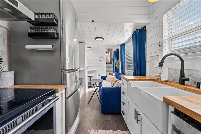 Building Photo - 4734 Oleander St