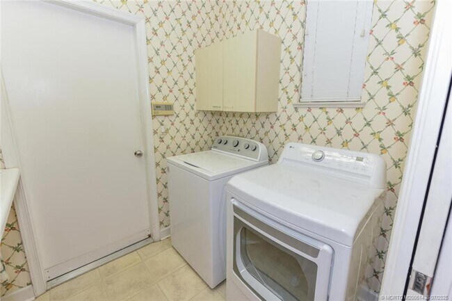 Building Photo - 3510 SE Cambridge Dr