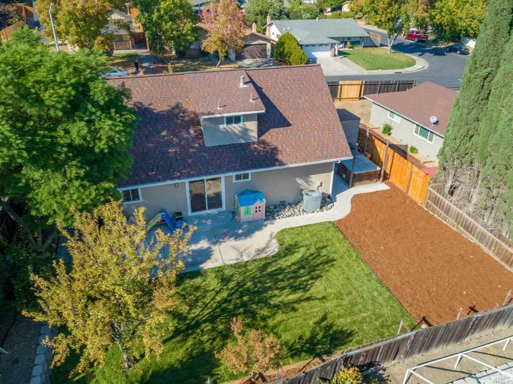 Building Photo - 566 Burlington Dr