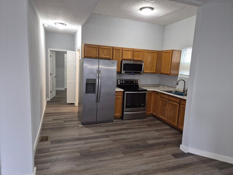 Building Photo - 211 E 17th St