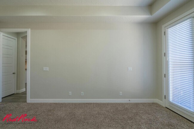 Building Photo - Pet Friendly 4 Bedroom Home! Internet Incl...