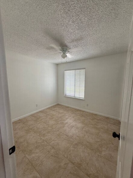 Building Photo - 2704 Pinewood Dr