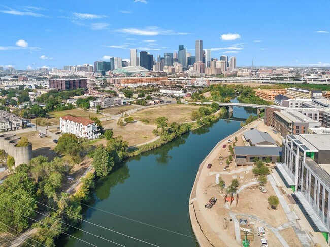 Building Photo - 2927 Clinton Dr