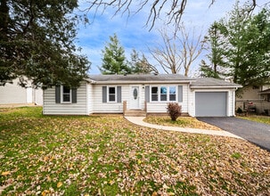 Building Photo - 138 Oak Ln