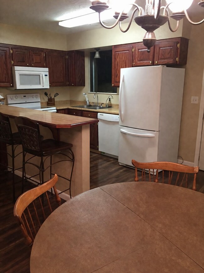 Building Photo - "Charming 2-Bed, 1.5 bath Townhouse Retreat in Saint George