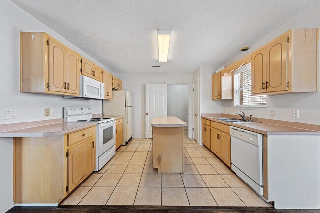 Building Photo - 1569 Meadowbrook Ct