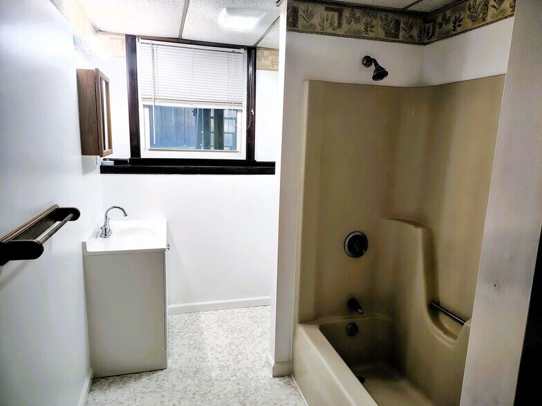 Building Photo - 124 Mammoth Rd