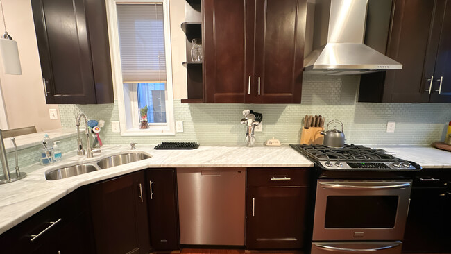 Kitchen - Fully loaded - 158 R St NE