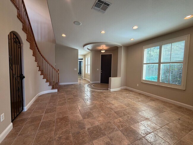 Building Photo - 3 bedroom Serrano home with view