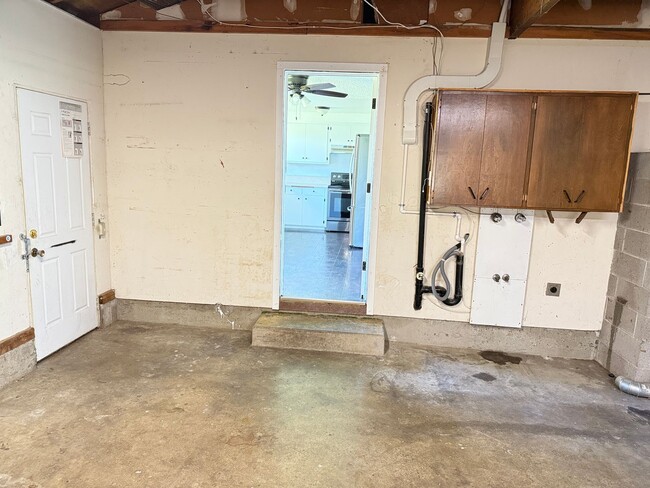 Building Photo - Discover this 3-bedroom 2-bathroom house in a great neighborhood!