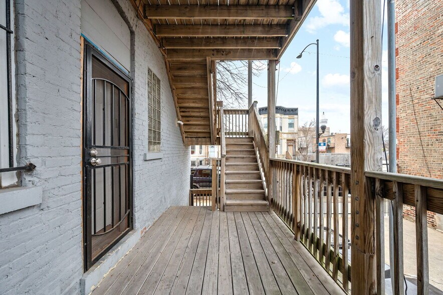 Building Photo - 2756 W Monroe St