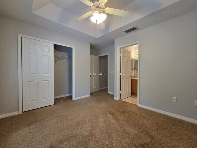 Building Photo - Three Bedroom unfurnished town house (Kiss...