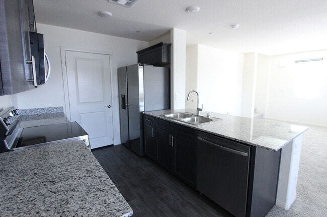 Building Photo - THREE BEDROOMS ALL WITH PRIVATE BATHROOMS