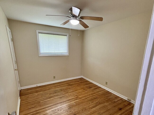 Building Photo - Convenient rental in Nashville near airport!