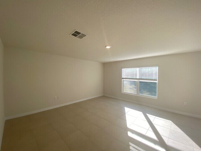 Building Photo - Desirable Lake Diamond Subdivision 3/2/2 **Won't Last**